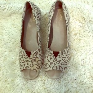 Toms leopard print open toe wedges